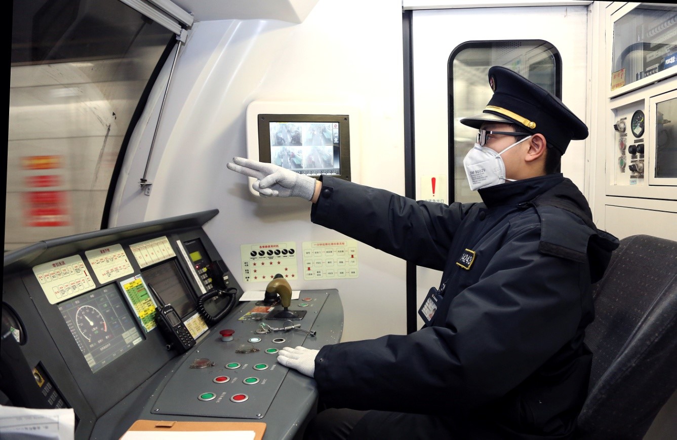 90后地铁司机值守除夕：保障列车安全到站，让乘客踏实过年-千龙网·中国首都网